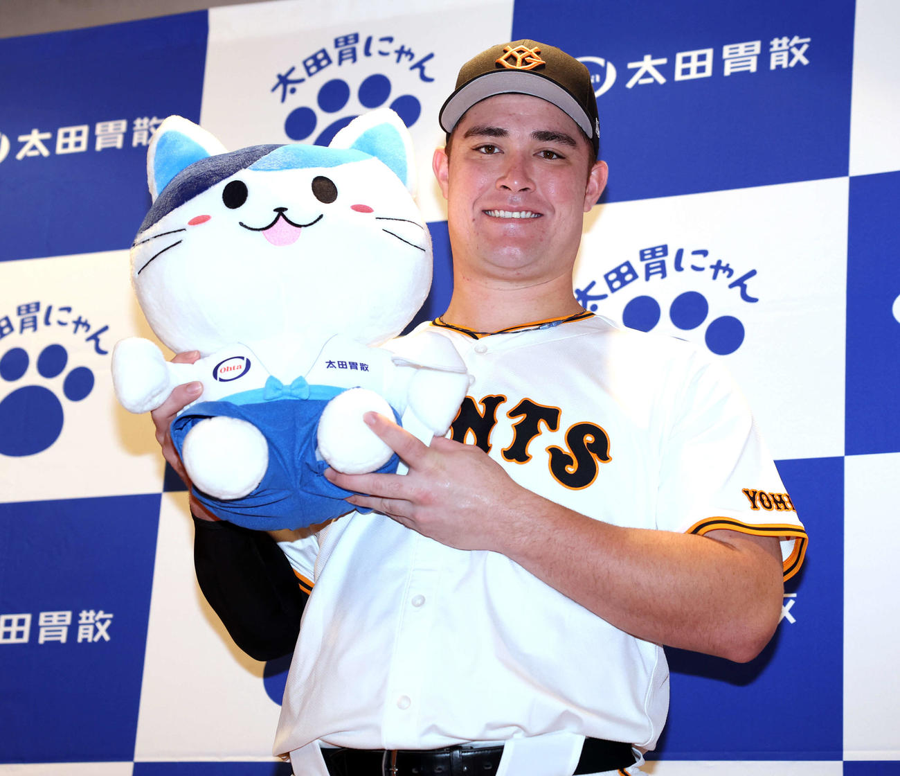 巨人対広島　ビッグボード賞贈呈式で賞品のぬいぐるみを手に笑顔の巨人リチャード（撮影・浅見桂子）