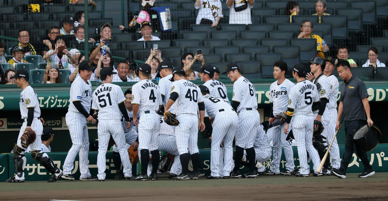 阪神対DeNA　試合前の円陣を組む阪神ナイン（撮影・加藤哉）