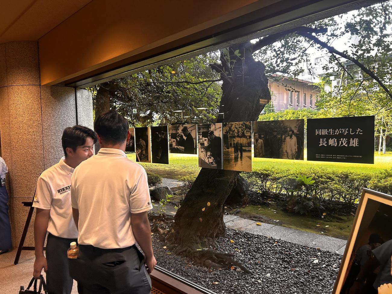 巨人長嶋茂雄終身名誉監督の母校立大で行われた長嶋茂雄氏逝去記念展。学生時代の写真やサイン入りバットが展示された（撮影・平山連）