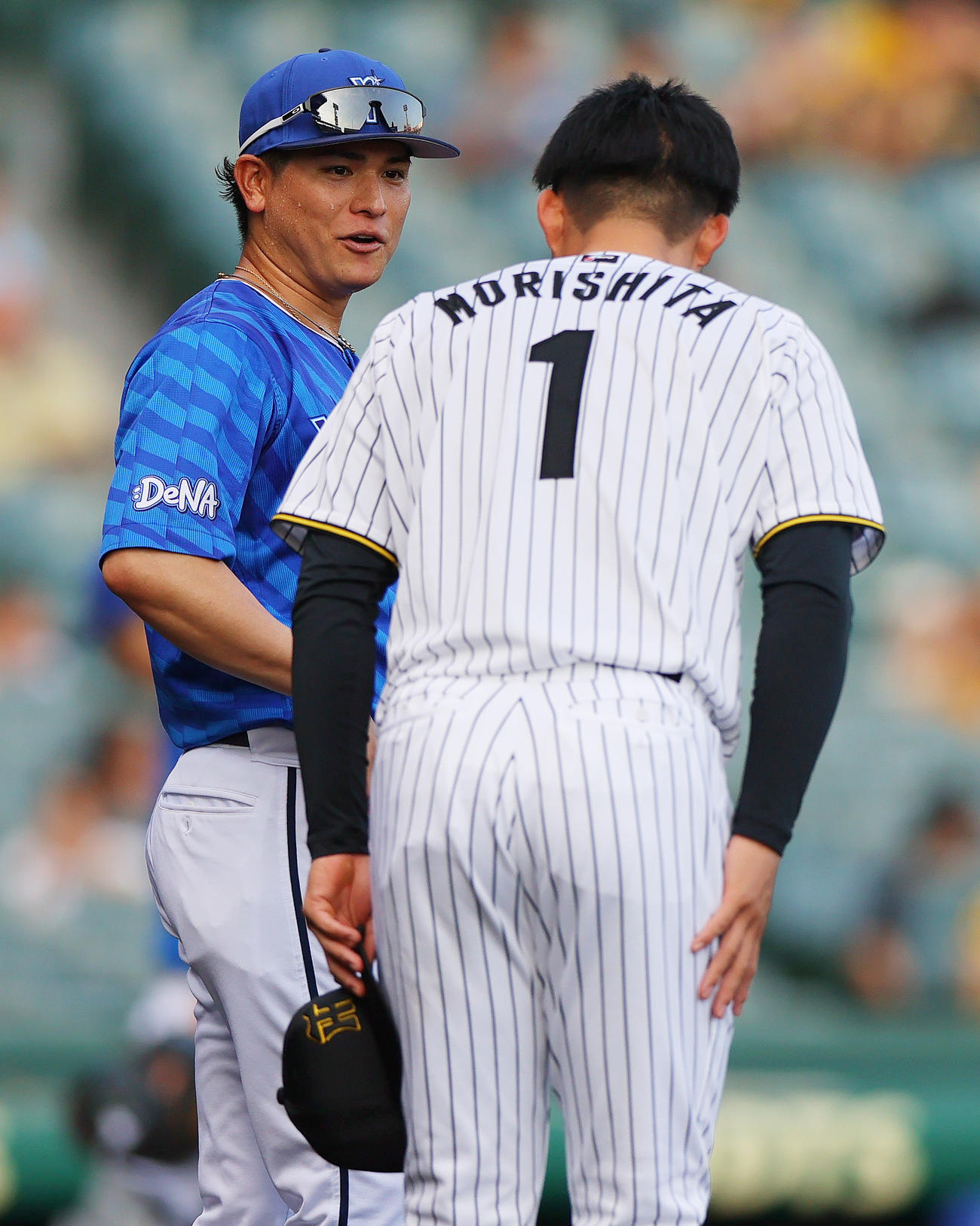 阪神対DeNA　試合前、阪神森下（手前）はDeNA神里にあいさつする（撮影・上山淳一）