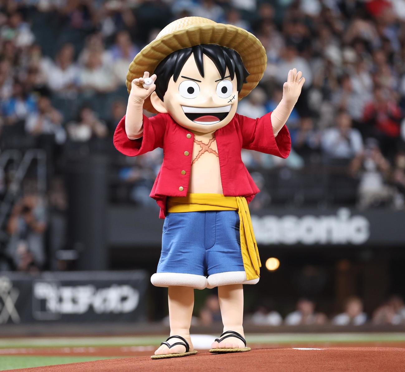 日本ハム対ソフトバンク　ファーストピッチセレモニーで投球するONE PIECEのルフィ（撮影・黒川智章）