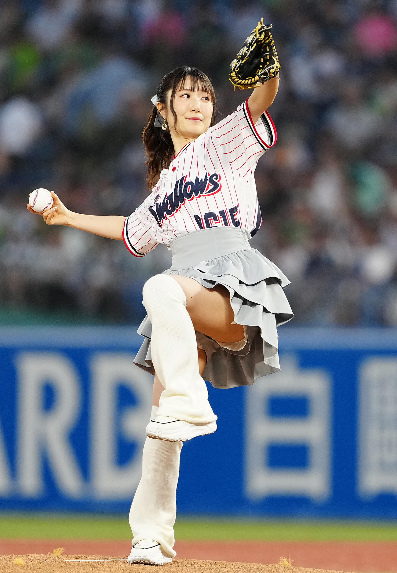 ヤクルト対中日　始球式で投球する日高里菜（撮影・鈴木みどり）