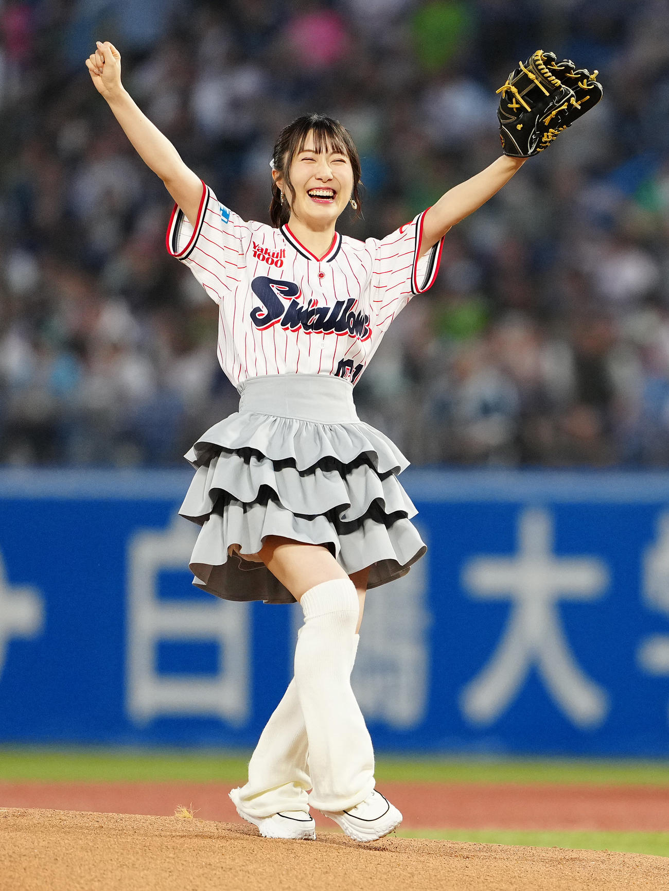ヤクルト対中日　始球式で投球後、笑顔でガッツポーズする日高里菜（撮影・鈴木みどり）