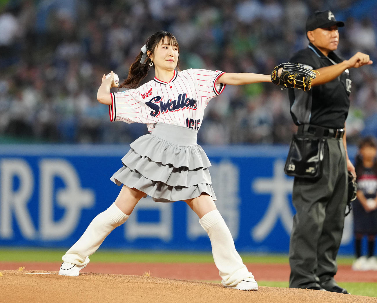 ヤクルト対中日　始球式で投球する日高里菜（撮影・鈴木みどり）