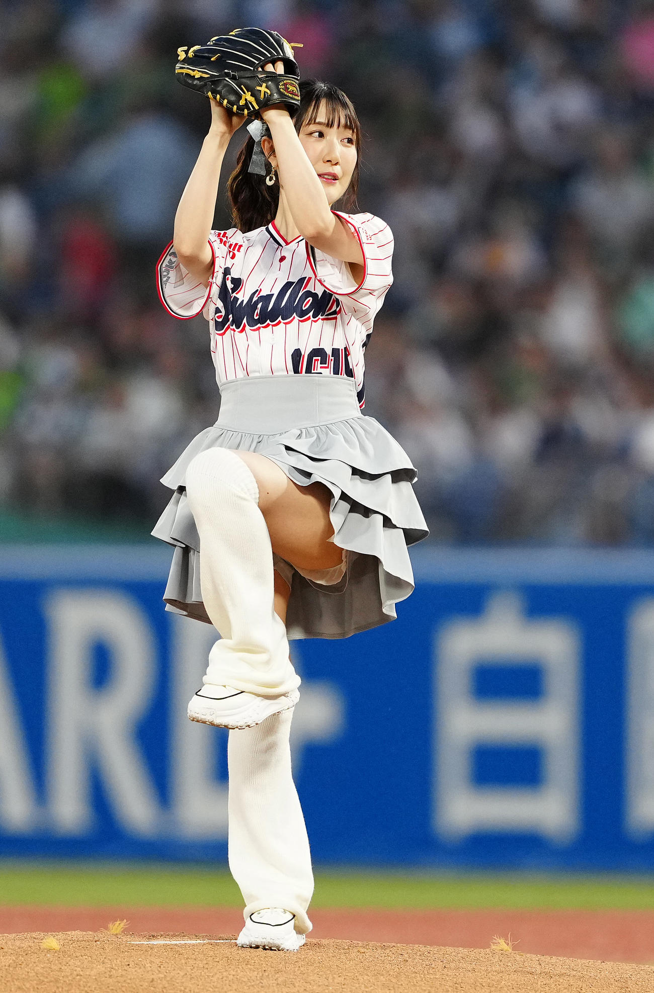 ヤクルト対中日　始球式で投球する日高里菜（撮影・鈴木みどり）