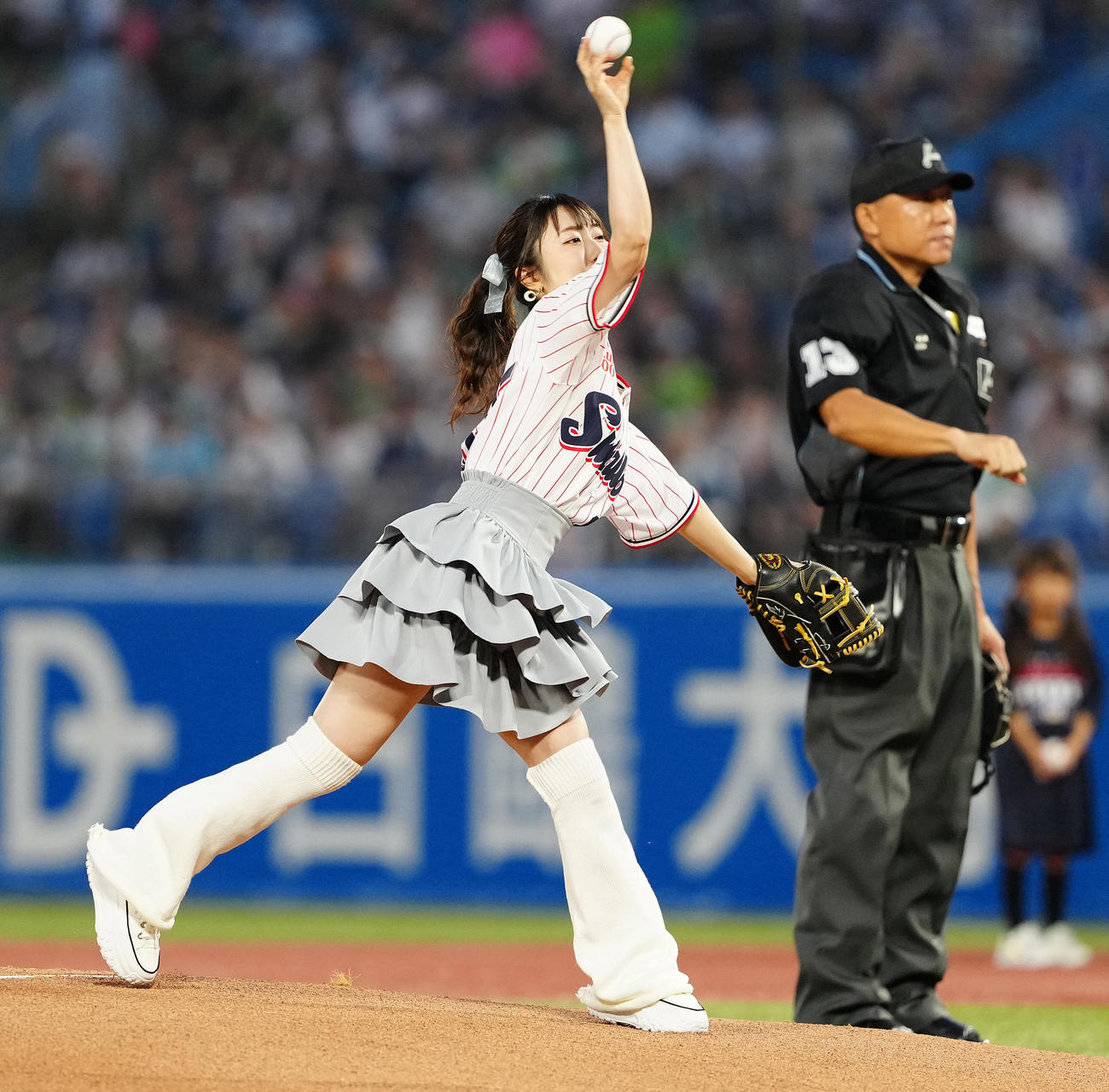 ヤクルト対中日　始球式で投球する日高里菜（撮影・鈴木みどり）