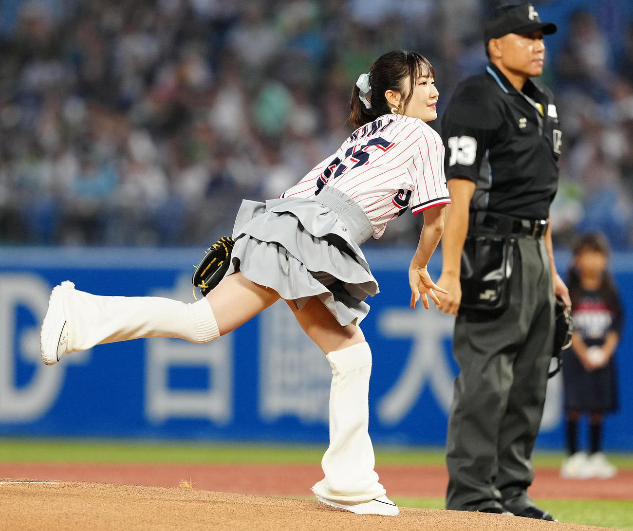 ヤクルト対中日　始球式で投球する日高里菜（撮影・鈴木みどり）