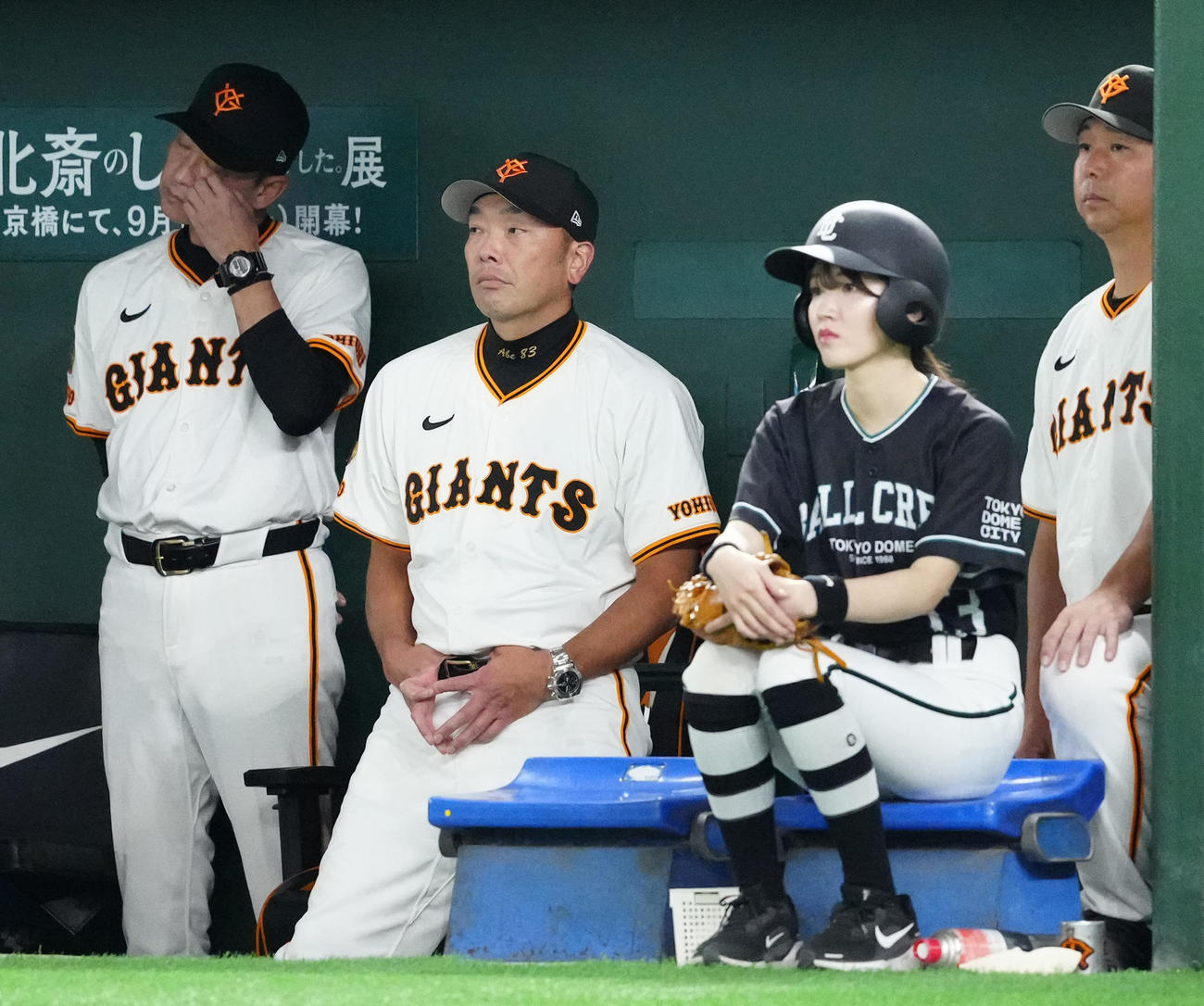 巨人対広島　1回表、巨人中堅手キャベッジが失策しベンチで厳しい表情の阿部監督（左から2人目）（撮影・江口和貴）