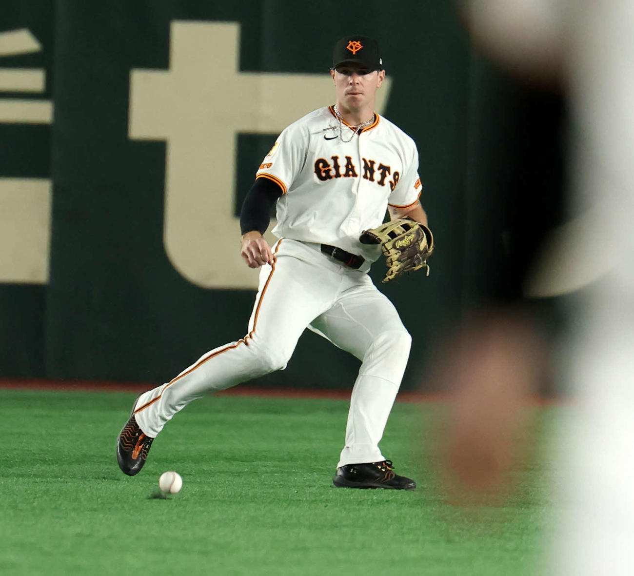 巨人対広島　1回表広島1死、ファビアンの中前打で捕球にもたつき二塁打にするキャベッジ（撮影・浅見桂子）