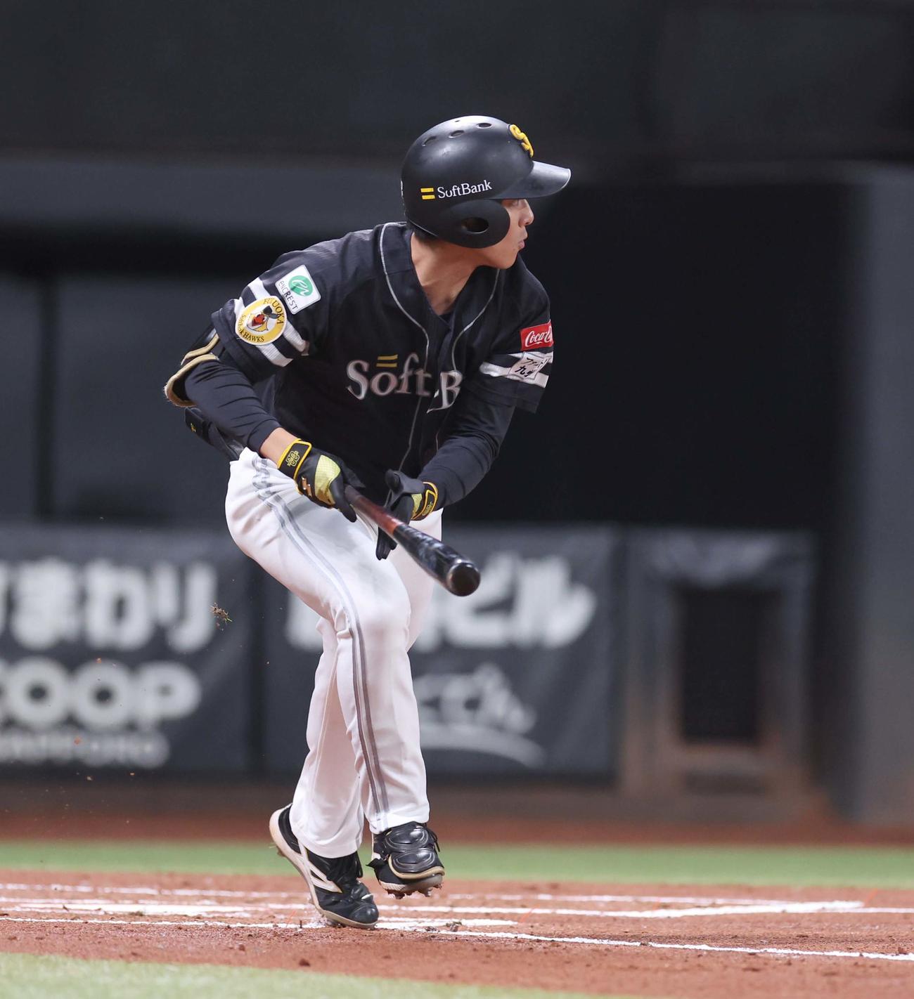 日本ハム対ソフトバンク　2回表ソフトバンク1死、左前打を放つ柳町（撮影・黒川智章）