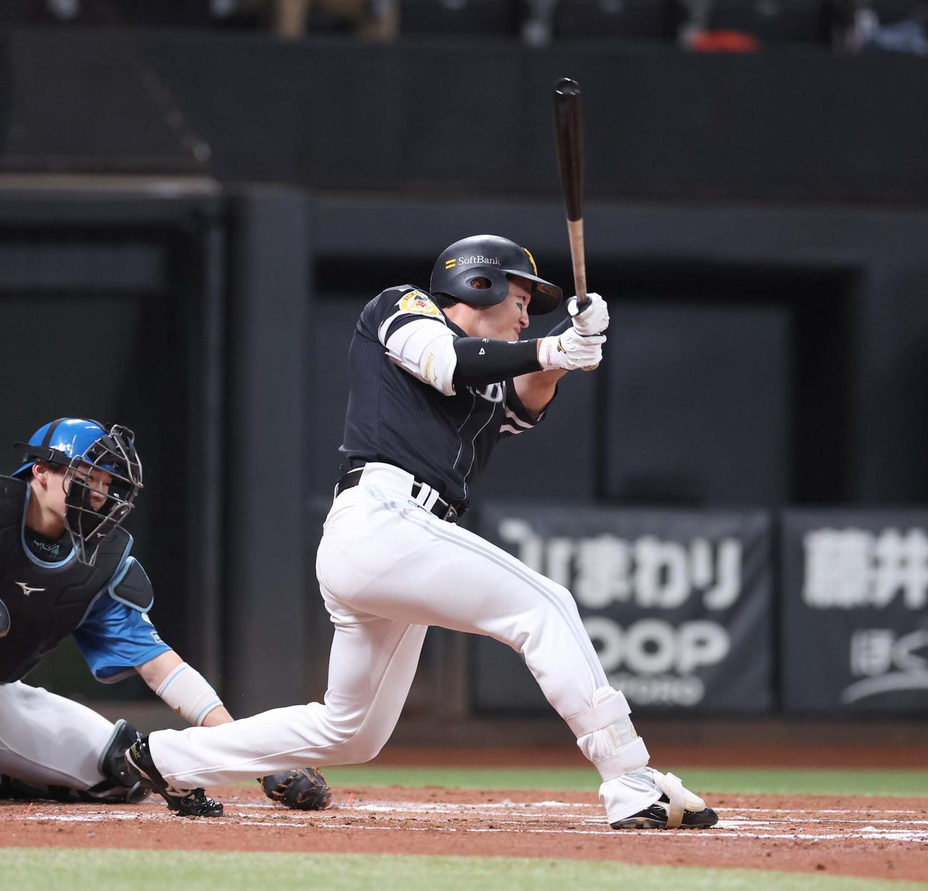 日本ハム対ソフトバンク　2回表ソフトバンク1死一塁、左前打を放つ栗原（撮影・黒川智章）