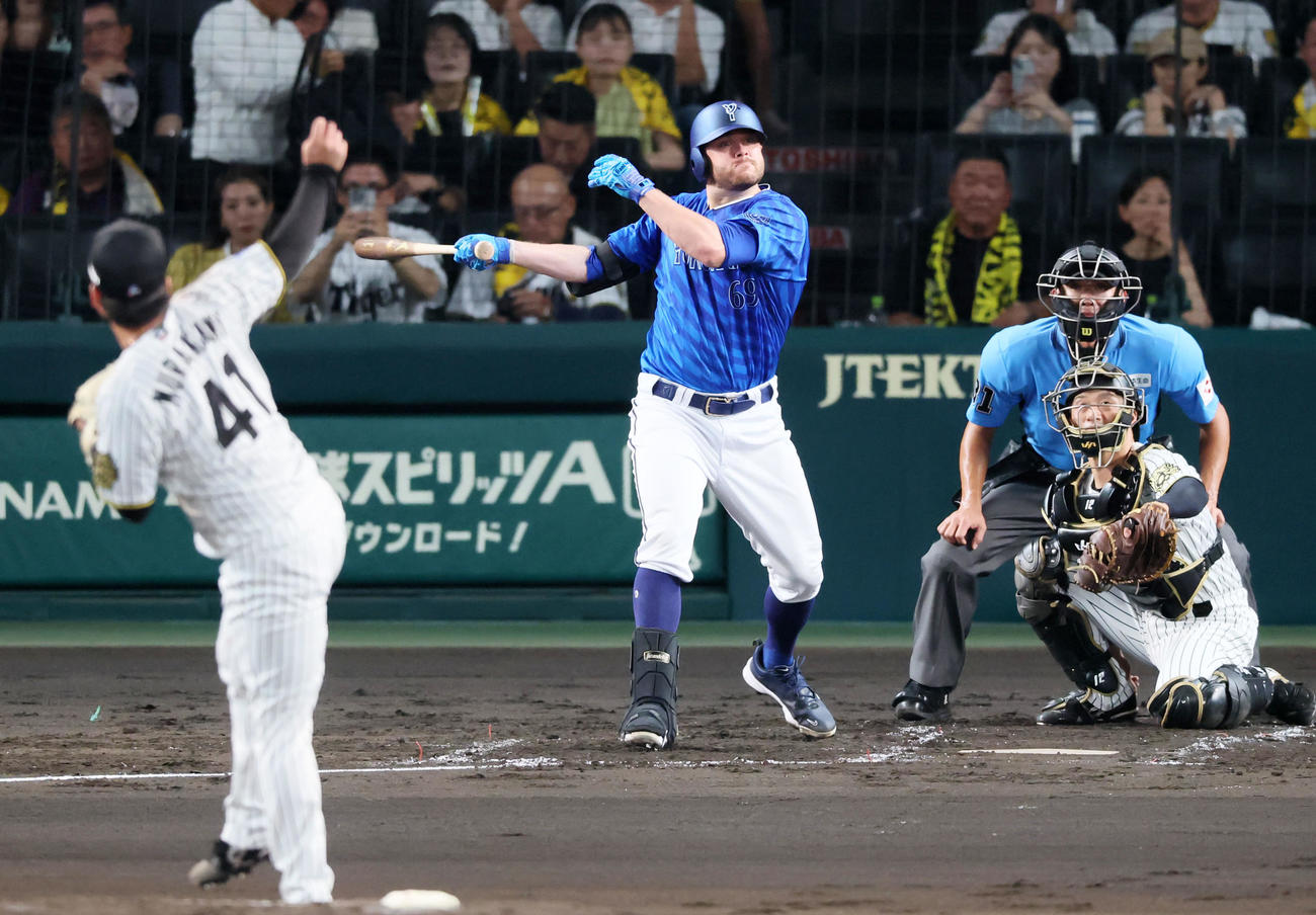 阪神対DeNA 2回表DeNA2死一、二塁、ケイは中越え2点適時二塁打を放つ。投手村上（撮影・加藤哉）