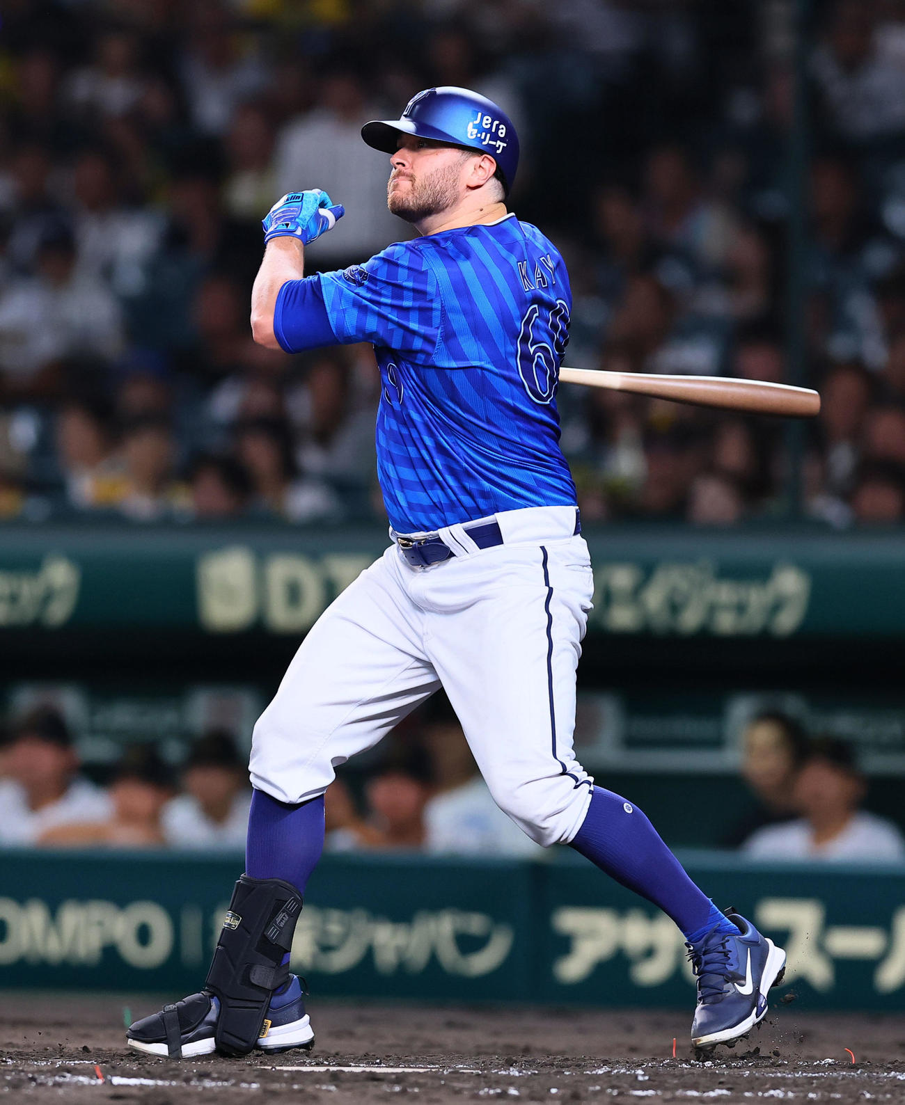阪神対DeNA 2回表DeNA2死一、二塁、ケイは左中間に2点適時二塁打を放つ（撮影・藤尾明華）