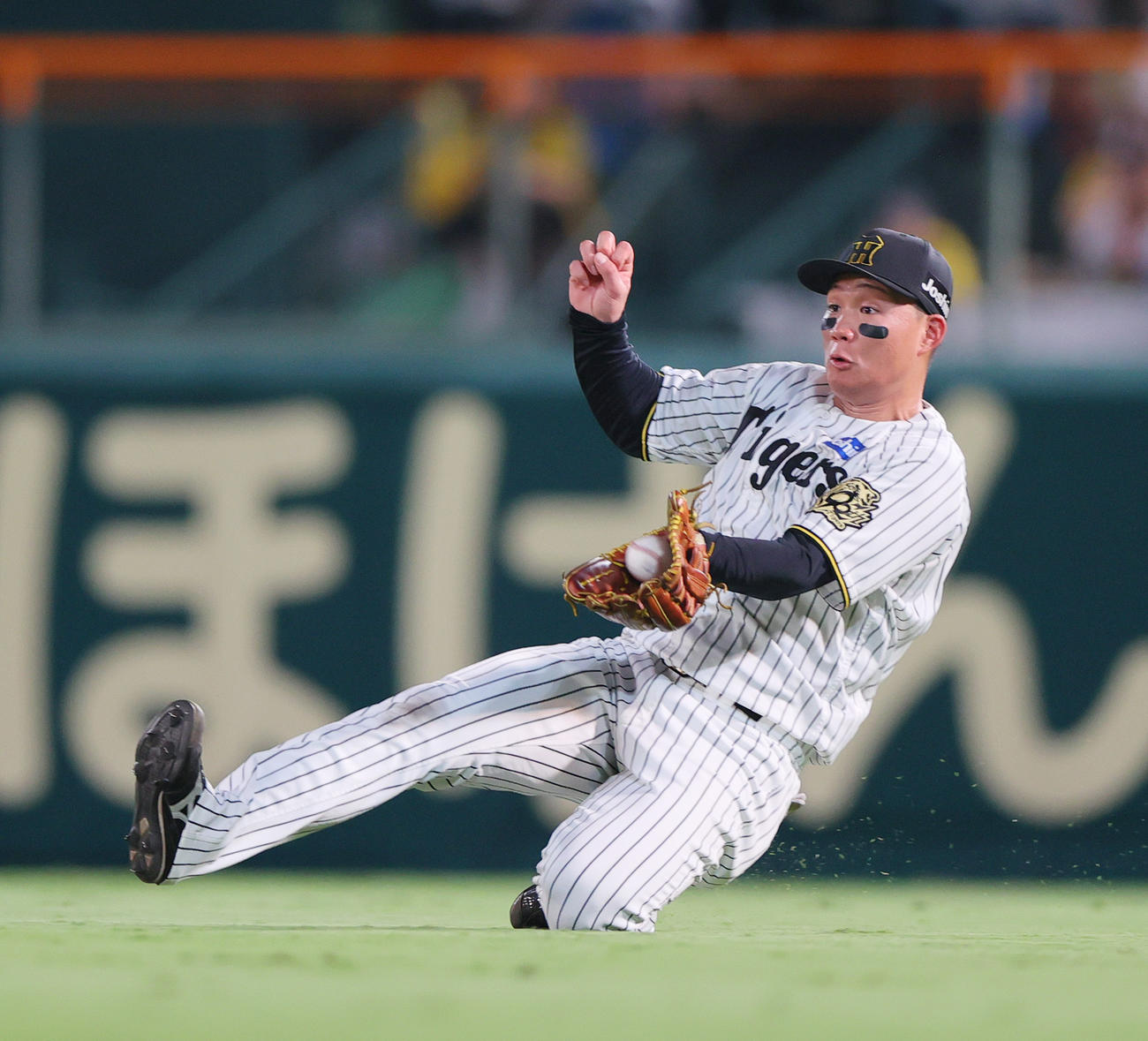 阪神対DeNA 2回表DeNA1死二塁、右翼手森下は林の右飛を好捕する（撮影・上山淳一）