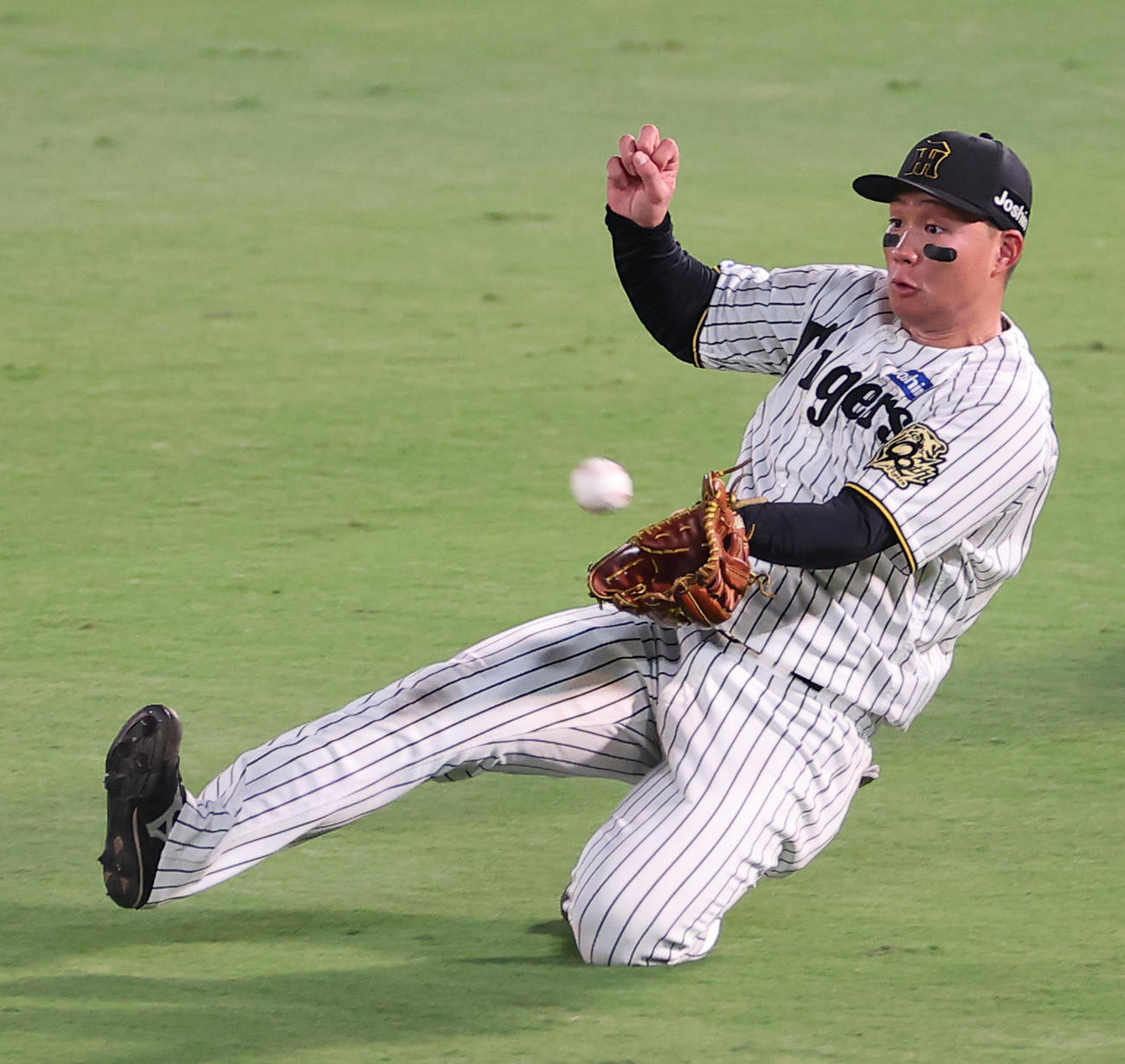 阪神対DeNA 2回表DeNA無死二塁、森下は山本の右飛を好捕する（撮影・上田博志）
