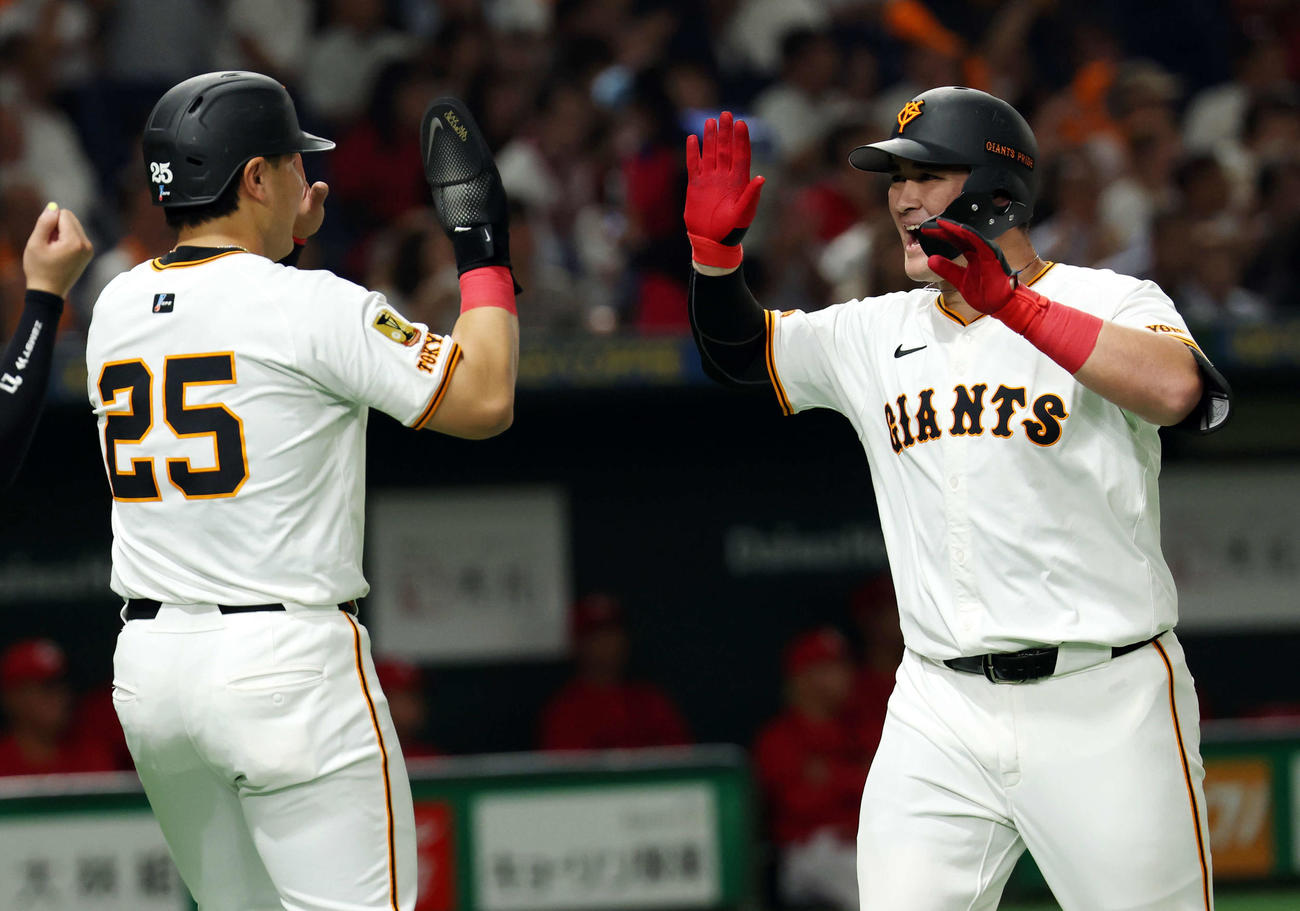 巨人対広島　1回裏巨人1死満塁、リチャードは満塁本塁打を放ち、岡本（左）と笑顔でハイタッチ（撮影・浅見桂子）