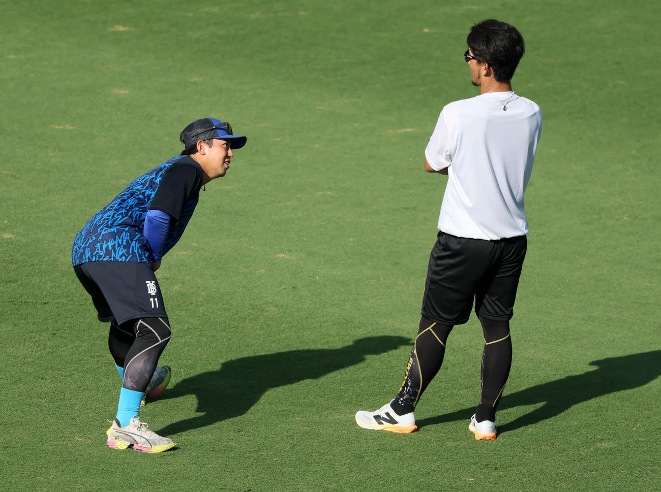 阪神対DeNA DeNA東（左）と話す阪神伊藤将（撮影・加藤哉）
