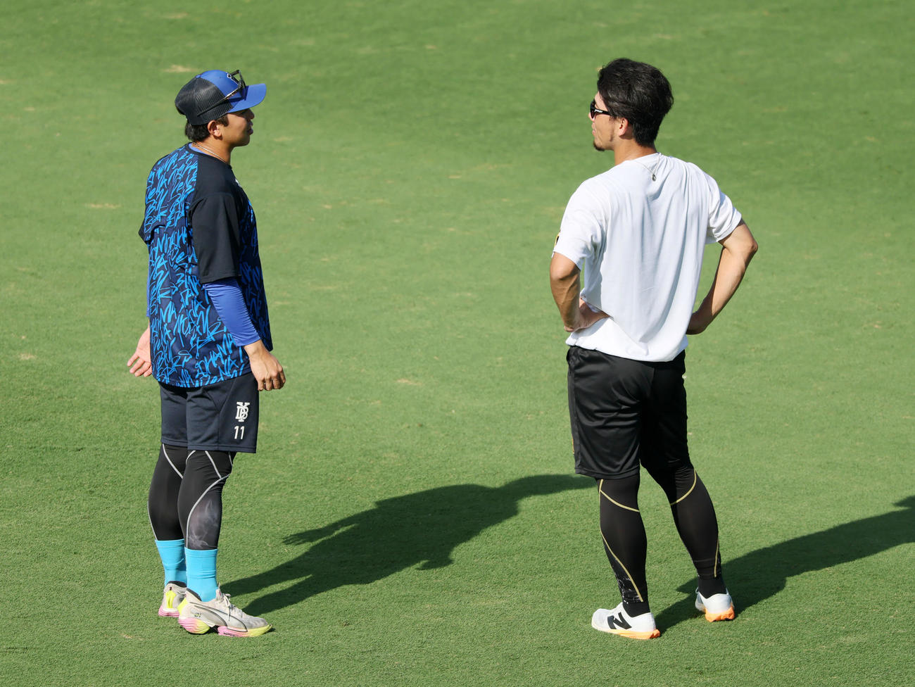 阪神対DeNA DeNA東（左）と話す阪神伊藤将（撮影・加藤哉）
