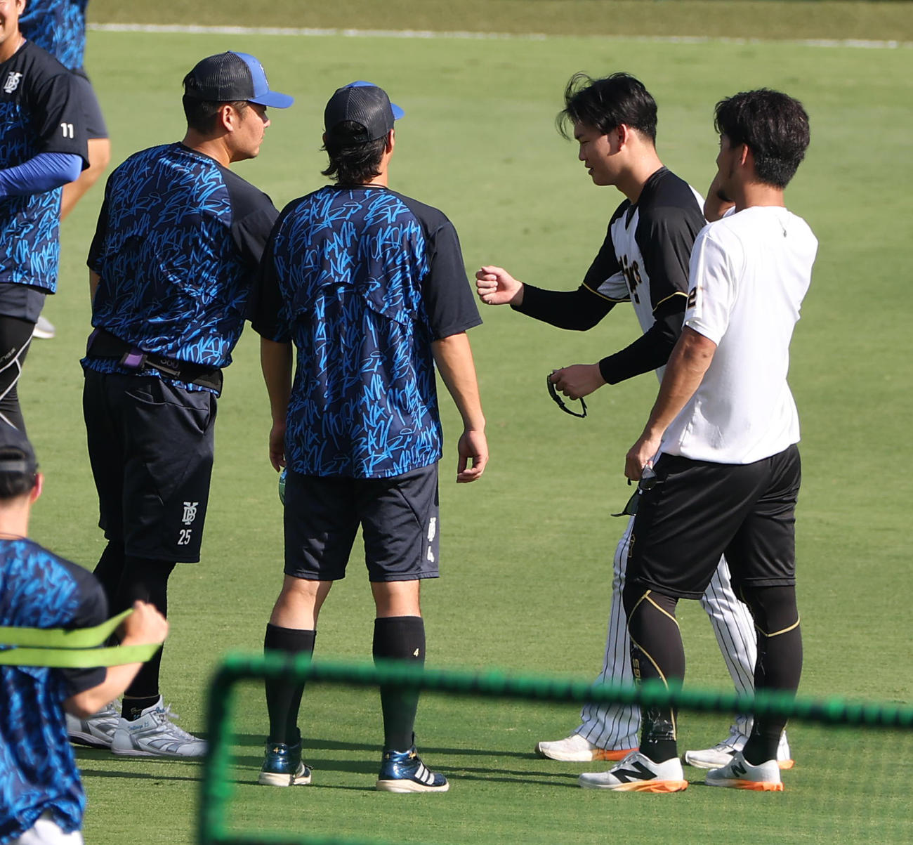 阪神対DeNA　筒香（左）にあいさつをする伊藤将（右）と及川（撮影・上田博志）