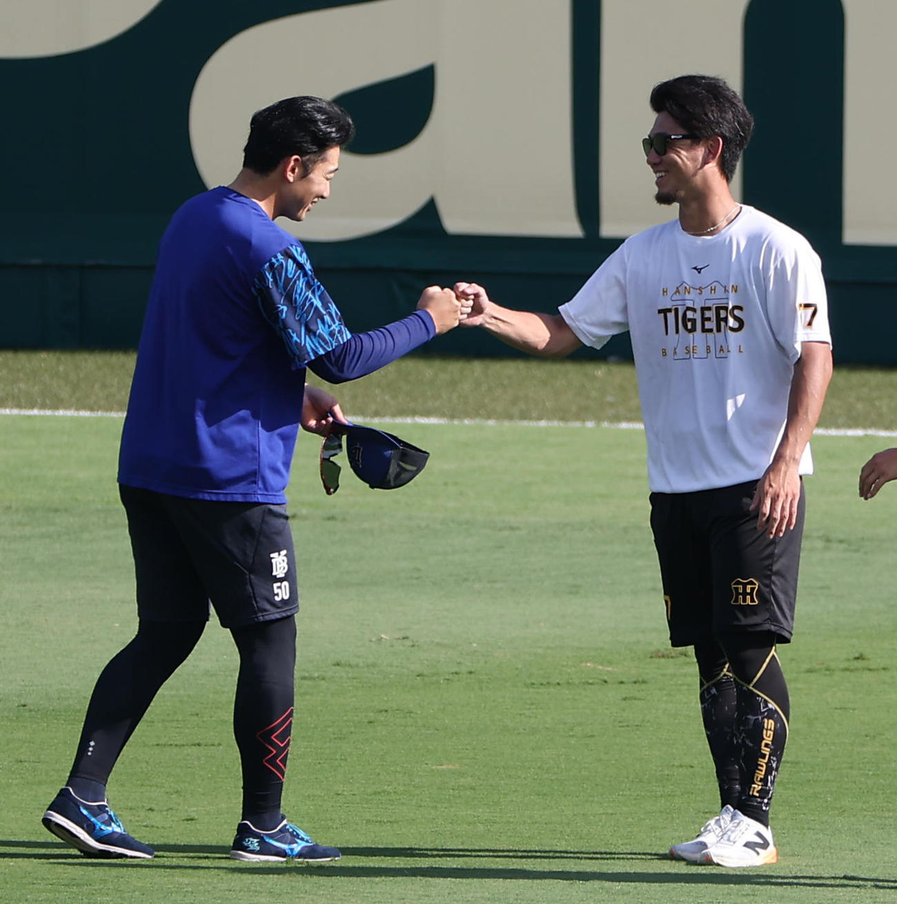 阪神対DeNA　山本（左）とグータッチをする伊藤将（撮影・上田博志）