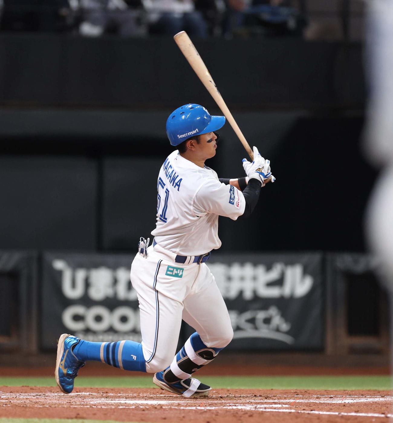日本ハム対ソフトバンク　3回裏日本ハム無死二塁、左翼線に適時二塁打を放つ今川（撮影・黒川智章）