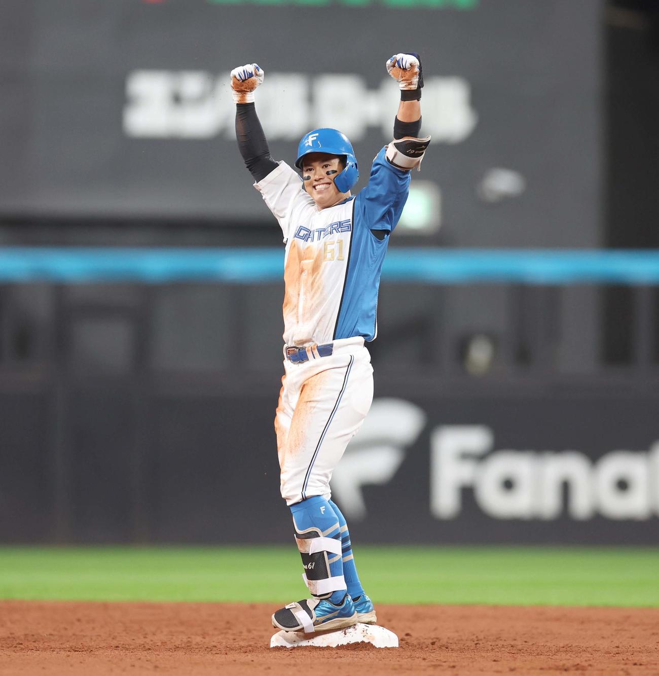 日本ハム対ソフトバンク　3回裏日本ハム無死二塁、左翼線に適時二塁打を放ちガッツポーズの今川（撮影・黒川智章）