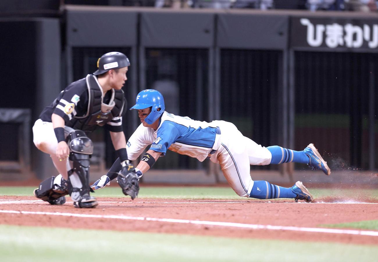 日本ハム対ソフトバンク　3回裏日本ハム無死一、三塁、郡司の左犠飛で本塁に生還する三塁走者今川（撮影・黒川智章）