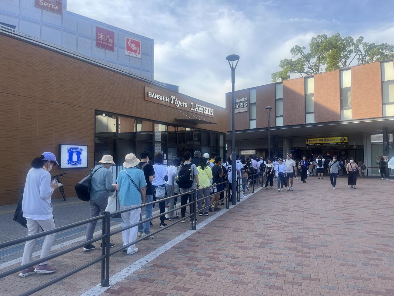 阪神甲子園駅に設置された阪神優勝記念スタンプには長蛇の列（撮影・磯綾乃）