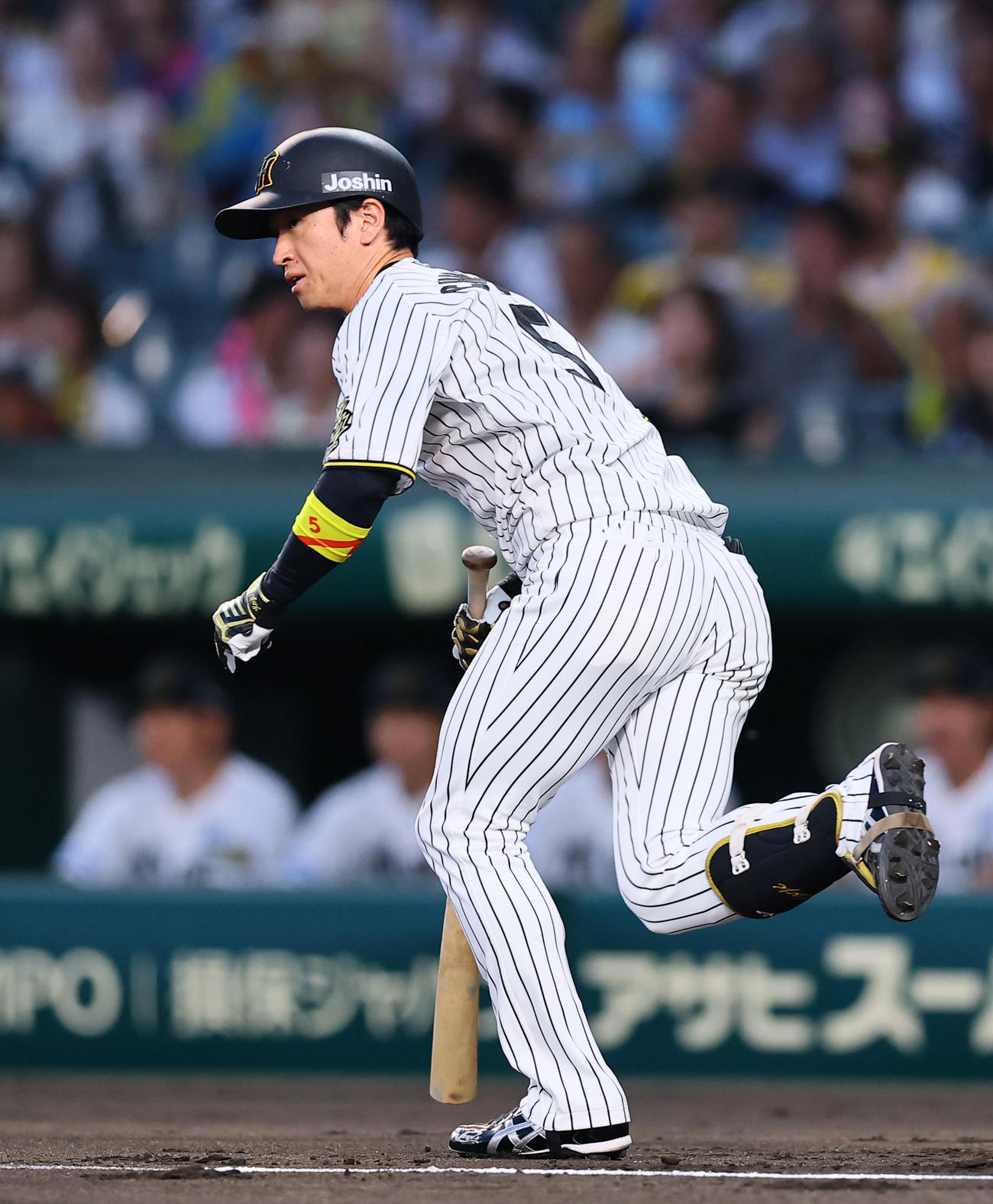 阪神対DeNA 1回裏阪神無死、近本光司は左前打を放つ（撮影・藤尾明華）