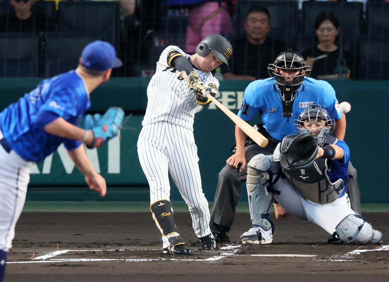 阪神対DeNA 1回裏阪神無死、近本は左前打を放つ。投手ケイ（撮影・加藤哉）