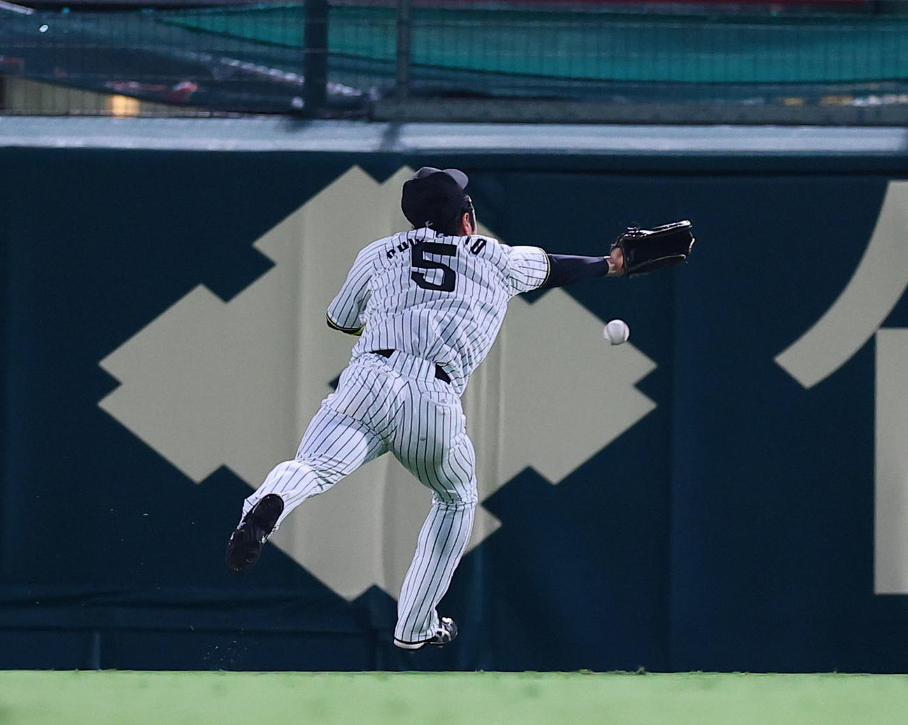 阪神対DeNA 2回表DeNA無死二塁、佐野の中越え適時二塁打の打球に近本がグラブを伸ばすも届かず（撮影・藤尾明華）