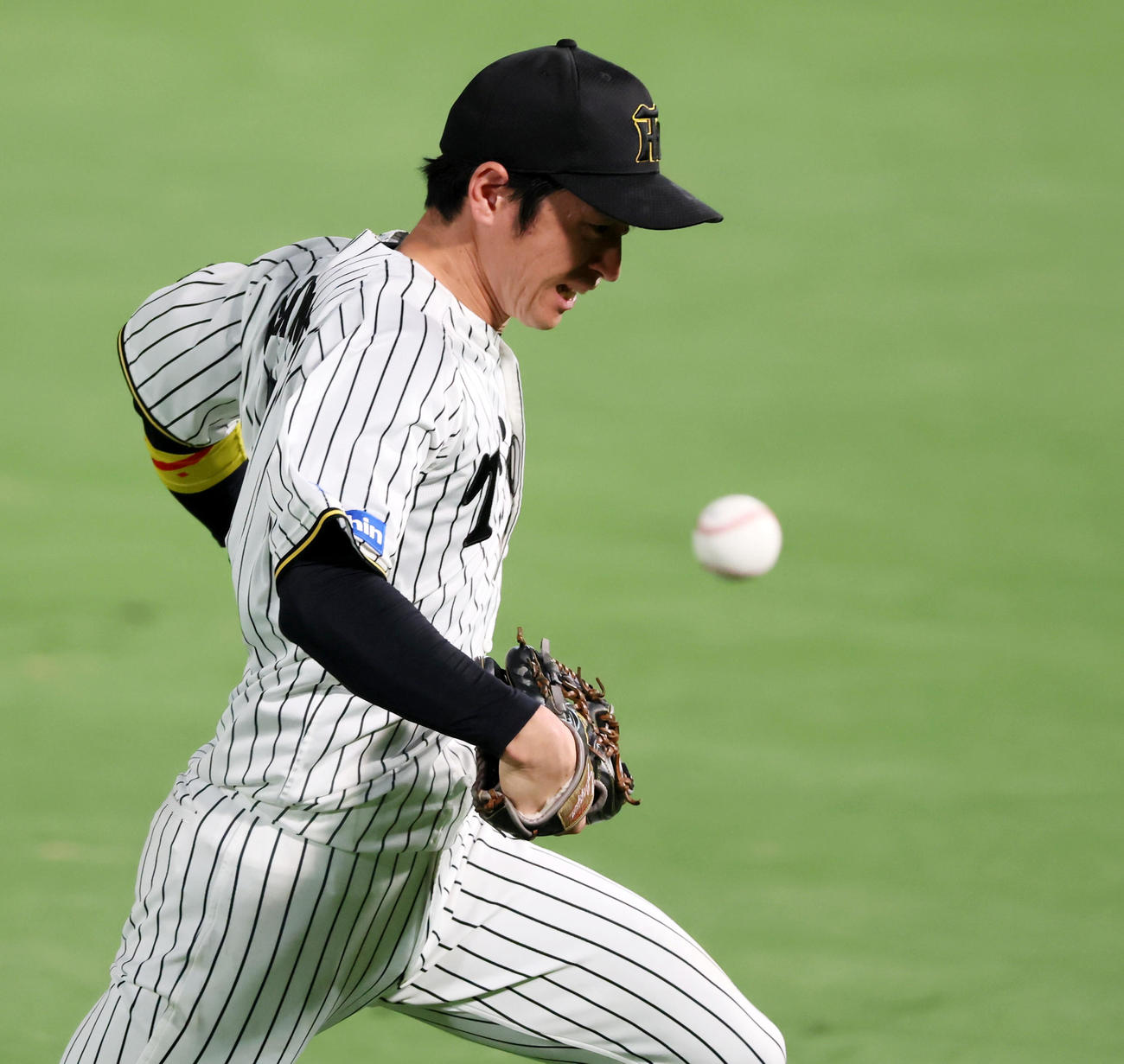阪神対DeNA 2回表DeNA2死一、二塁、近本はケイの打球を追って中堅を駆ける（撮影・加藤哉）