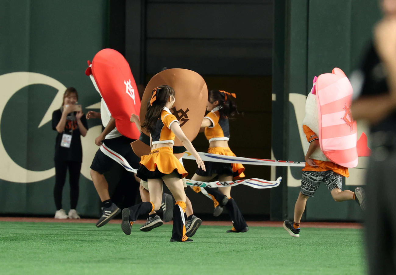 巨人対広島　すしレースはマグロの勝利（撮影・浅見桂子）
