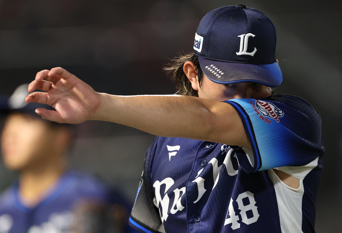 楽天対西武　2回裏を投げ終えベンチに引き揚げる今井（撮影・水谷安孝）