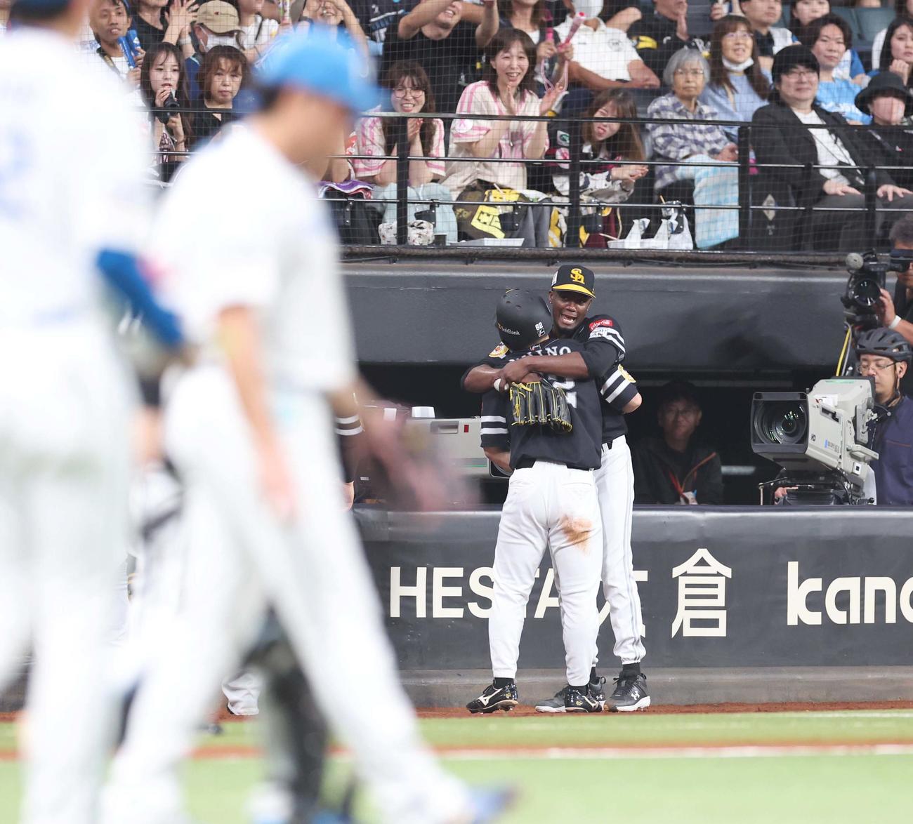 日本ハム対ソフトバンク　2回表、生還した海野を抱き締めるモイネロ。手前は伊藤（撮影・黒川智章）