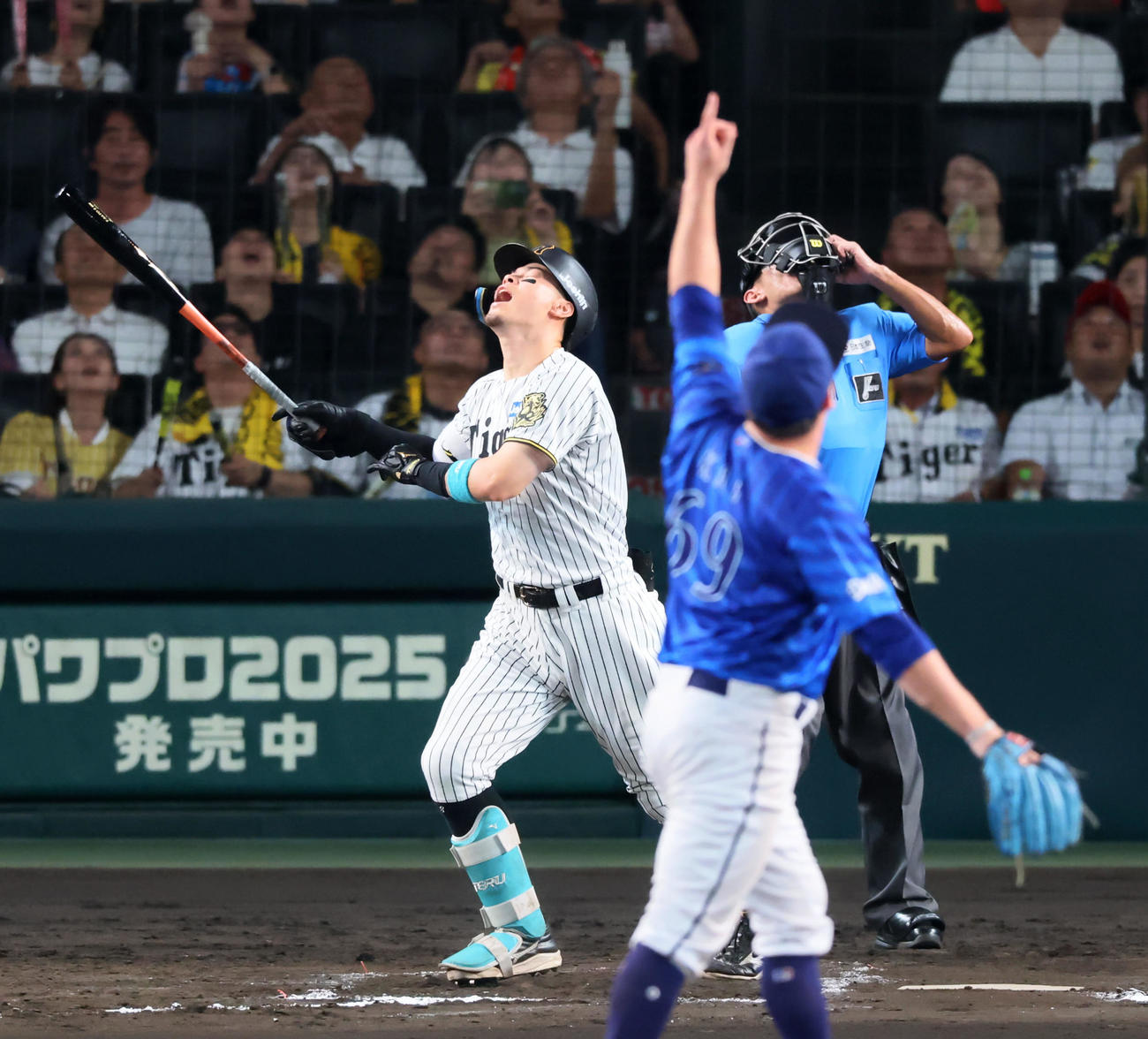 阪神対DeNA 7回裏阪神無死、佐藤輝は三邪飛を打ち上げる。投手ケイ（撮影・加藤哉）