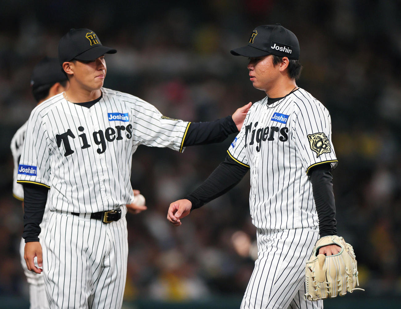 阪神対DeNA　阪神先発村上（右）は2回に3失点しベンチに引き揚げる。左は植田（撮影・上山淳一）