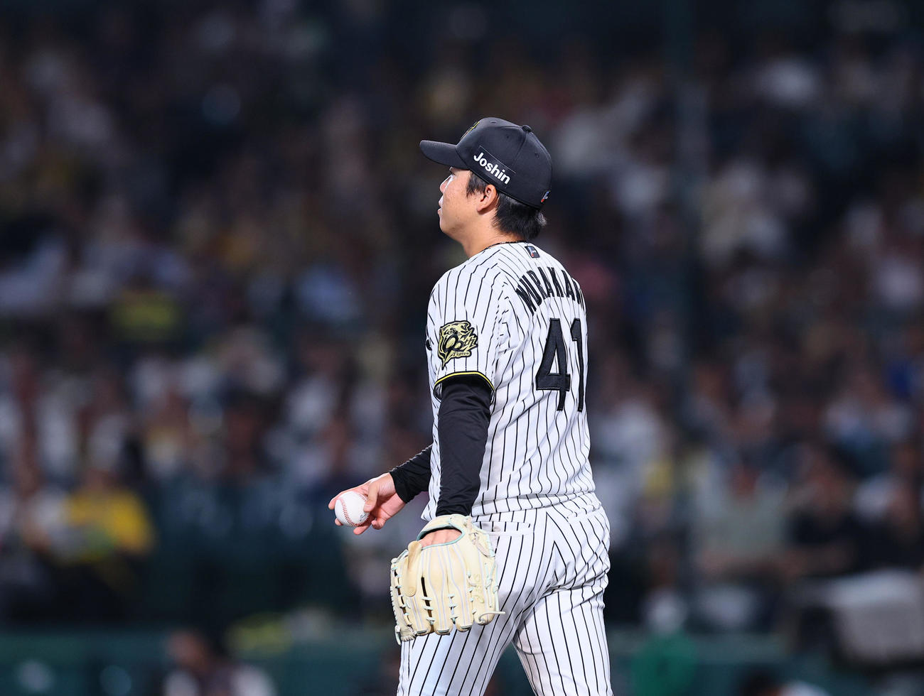 阪神対DeNA 2回表DeNA2死一、二塁、ケイに2点適時二塁打を許した村上（撮影・藤尾明華）
