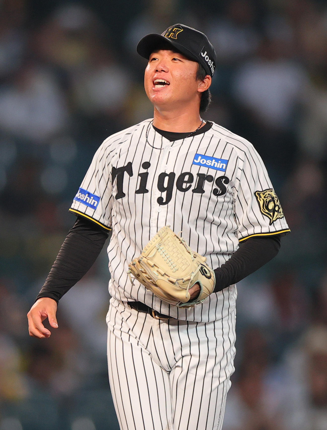 阪神対DeNA 2回表DeNA無死、村上はマウンドで悔しそうな表情を見せる（撮影・上山淳一）