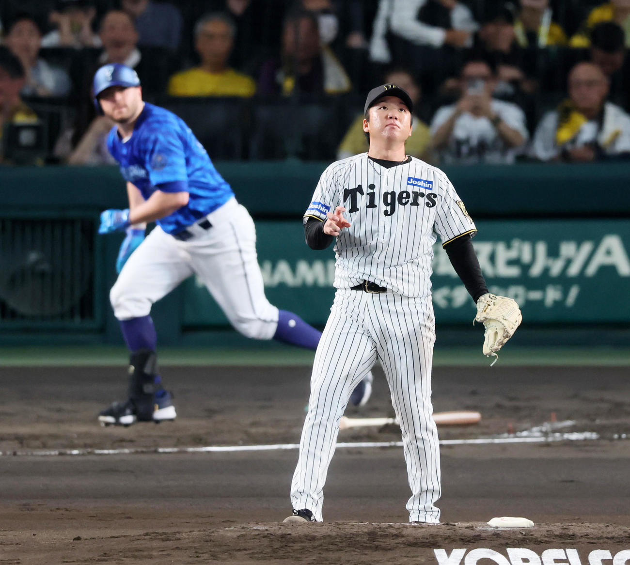 阪神対DeNA 2回表DeNA2死一、二塁、ケイに2点適時二塁打を打たれる村上（撮影・加藤哉）