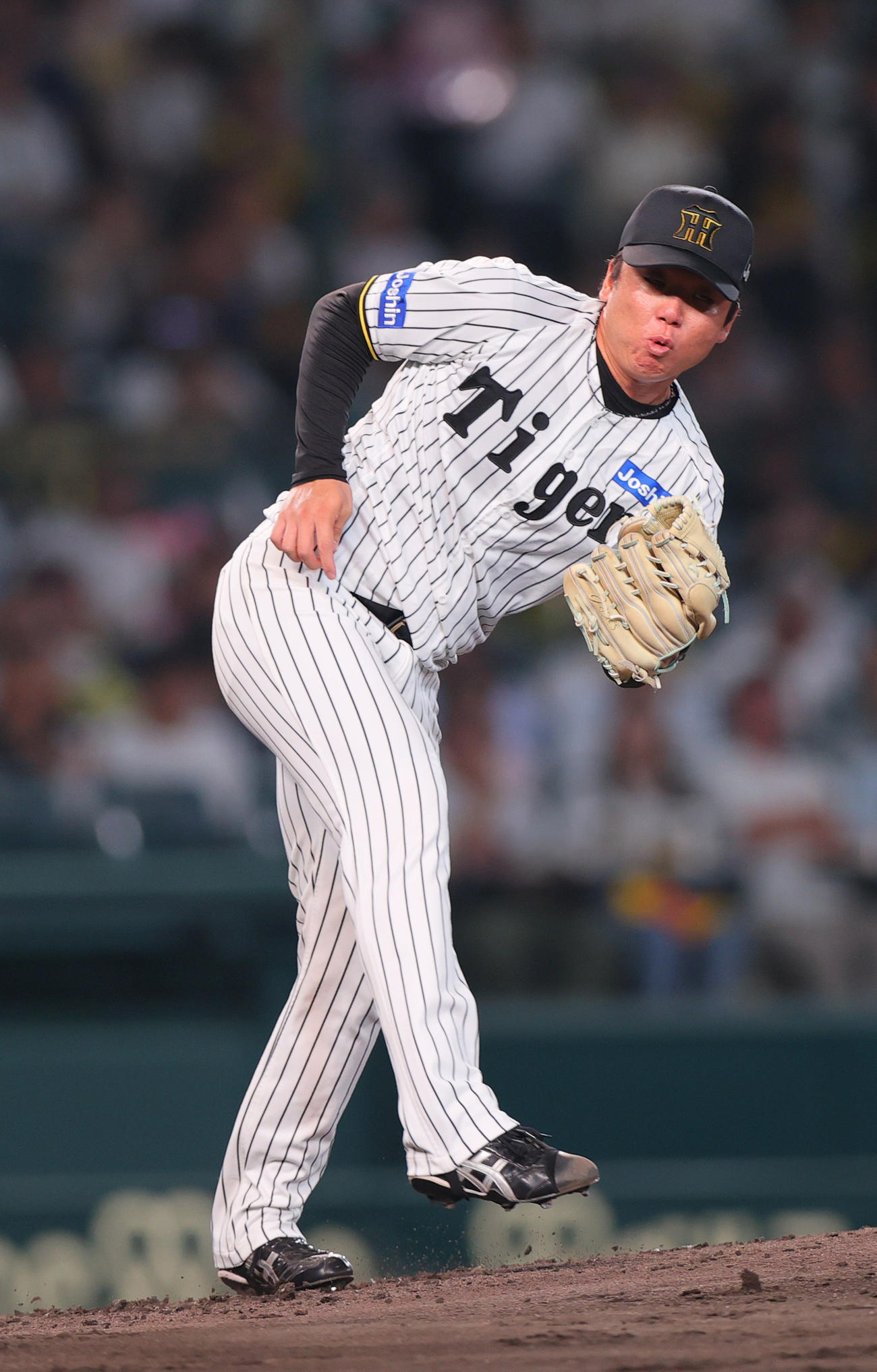 阪神対DeNA 3回表DeNA無死、村上は桑原の投ゴロに反応する（撮影・上山淳一）