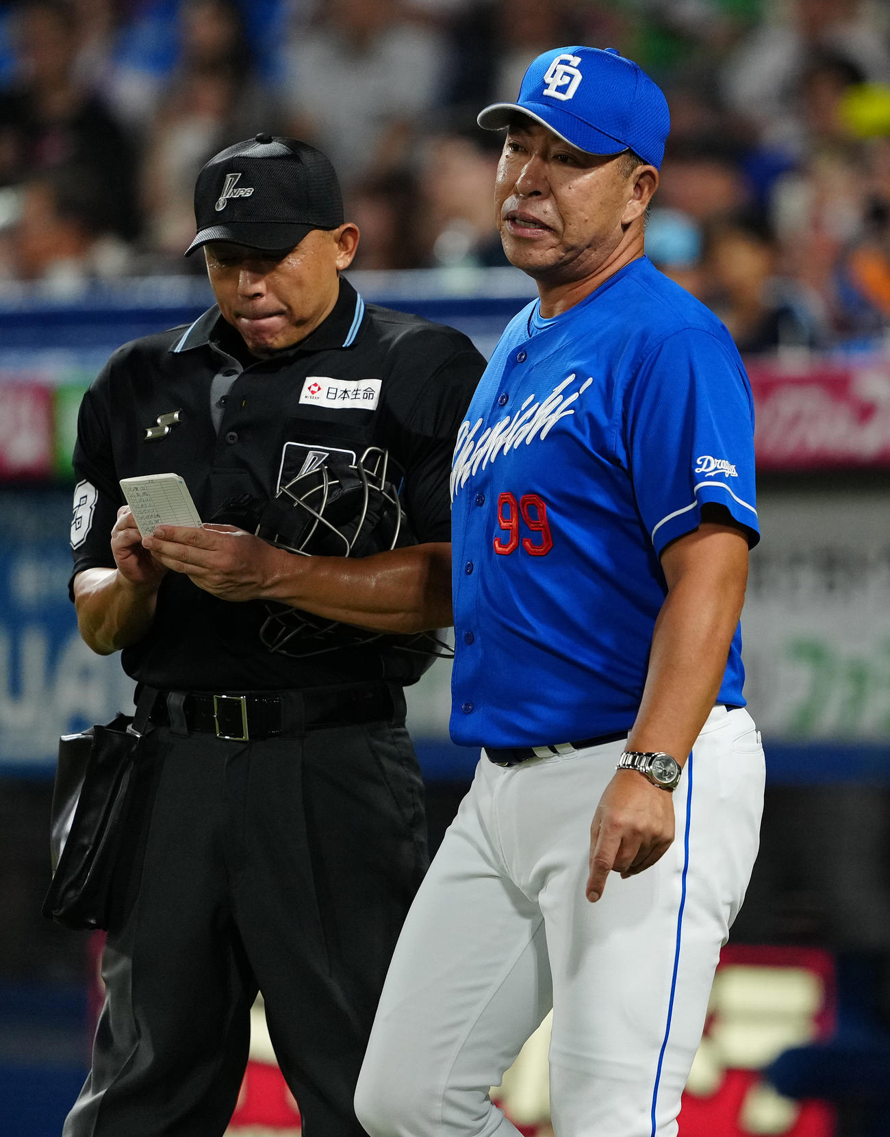 ヤクルト対中日　4回裏前、先発松木平の降板を告げる中日井上監督（撮影・鈴木みどり）