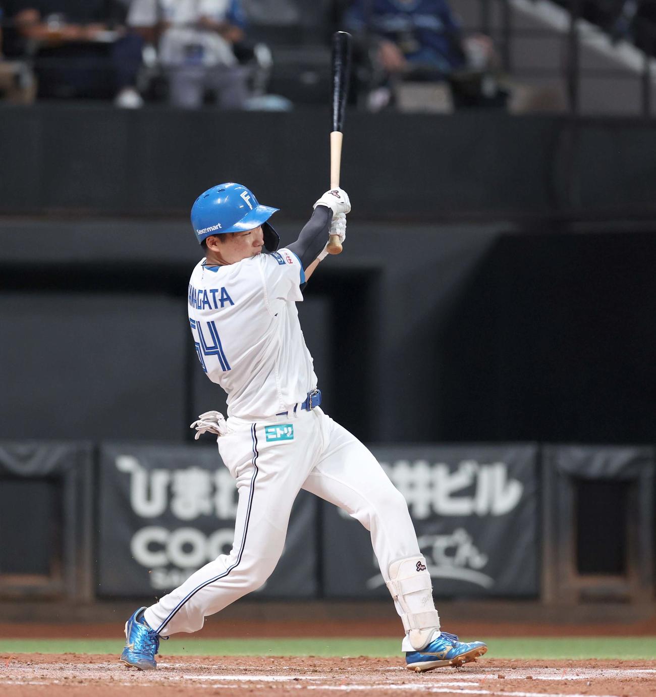 日本ハム対ソフトバンク　4回裏日本ハム1死、左越え本塁打を放つ山県（撮影・黒川智章）