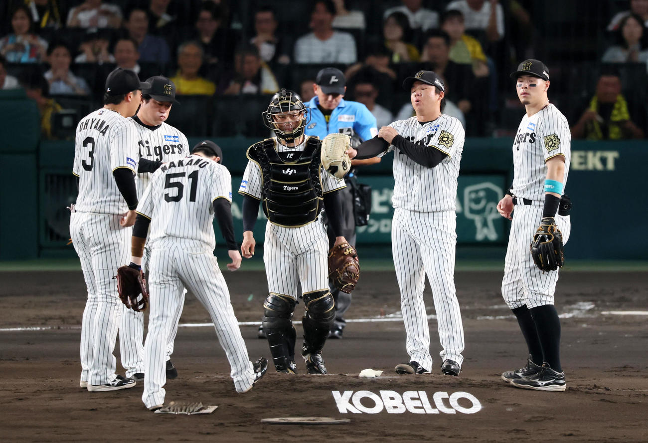 阪神対DeNA 2回表、マウンドに集まる阪神ナインと失点した村上（撮影・加藤哉）