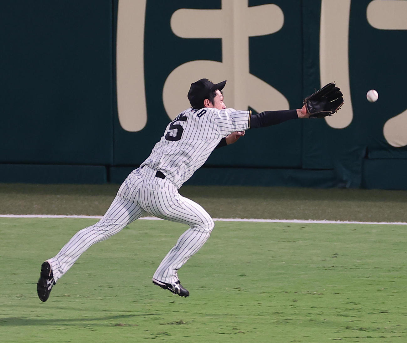 阪神対DeNA 2回表DeNA無死二塁、近本は佐野の打球を捕れず先制適時二塁打を許す（撮影・上田博志）