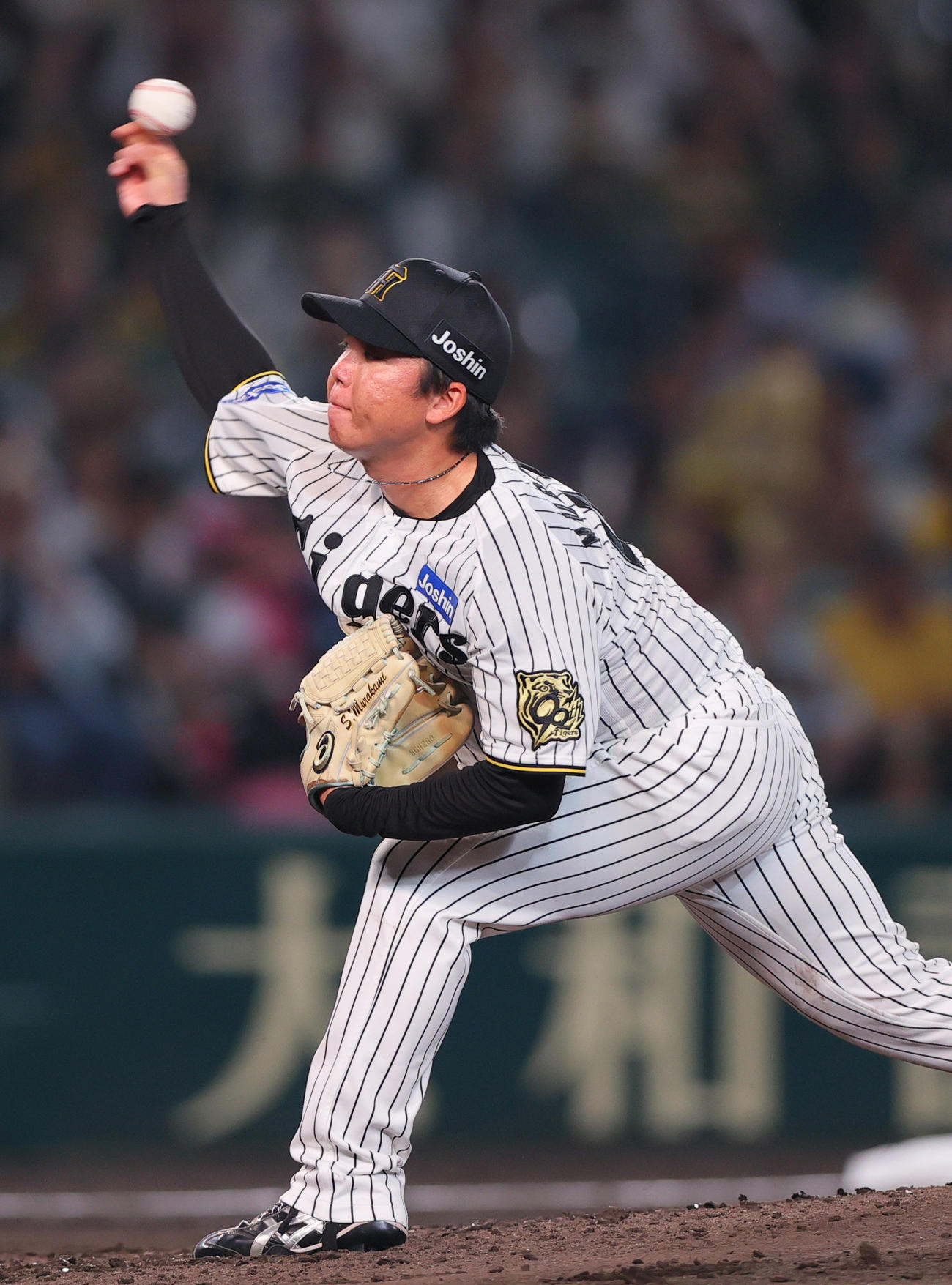 阪神対DeNA 5回表DeNA2死一塁、村上は桑原にカーブを投げる（撮影・上山淳一）