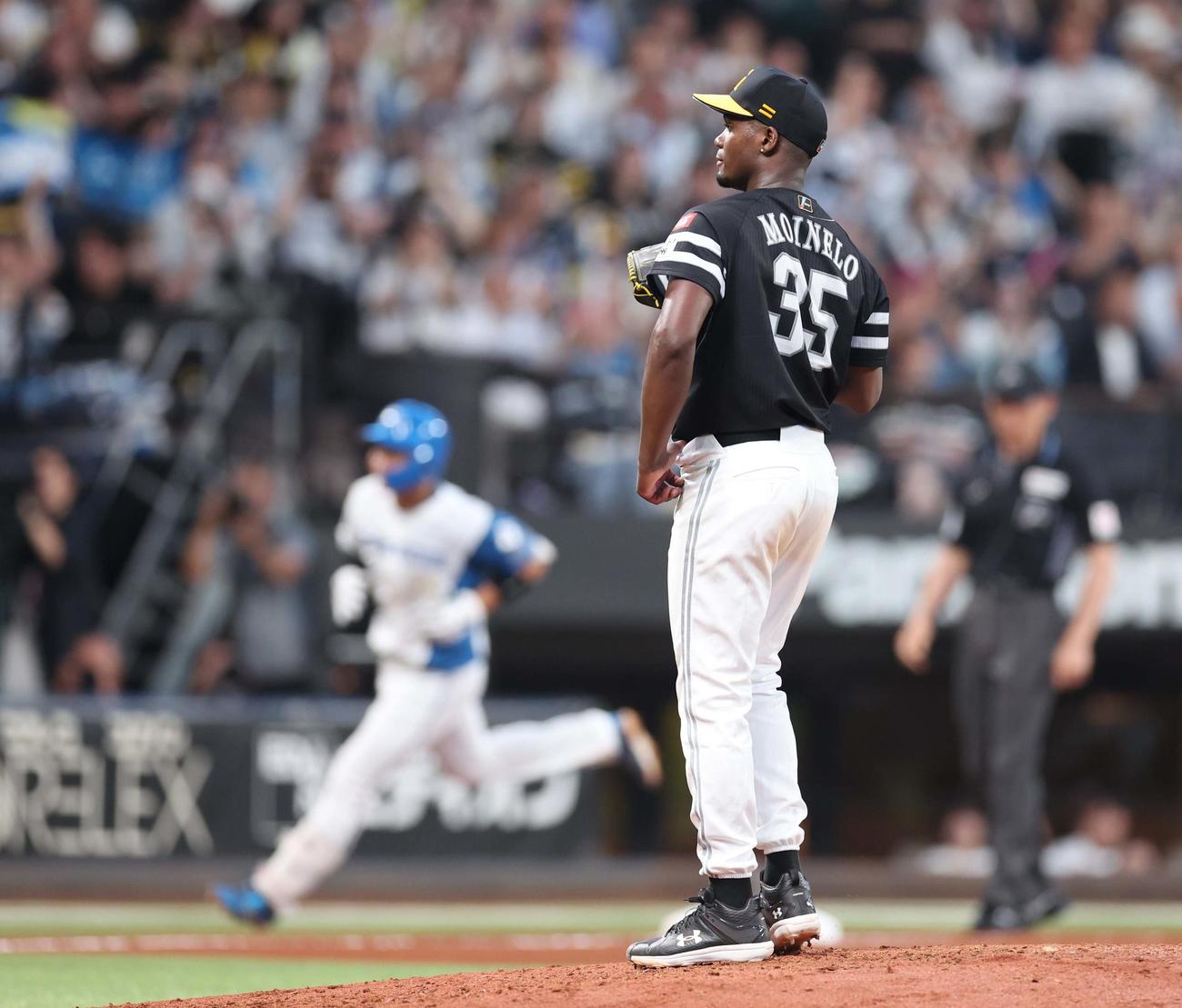 日本ハム対ソフトバンク　4回裏日本ハム1死、山県に左越え本塁打を浴びるモイネロ（撮影・黒川智章）