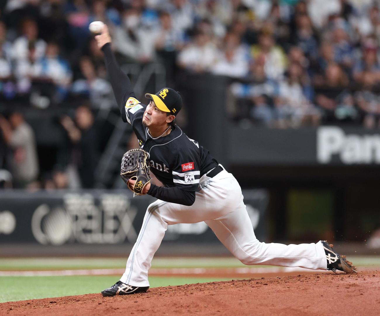 日本ハム対ソフトバンク　6回途中登板の尾形（撮影・黒川智章）