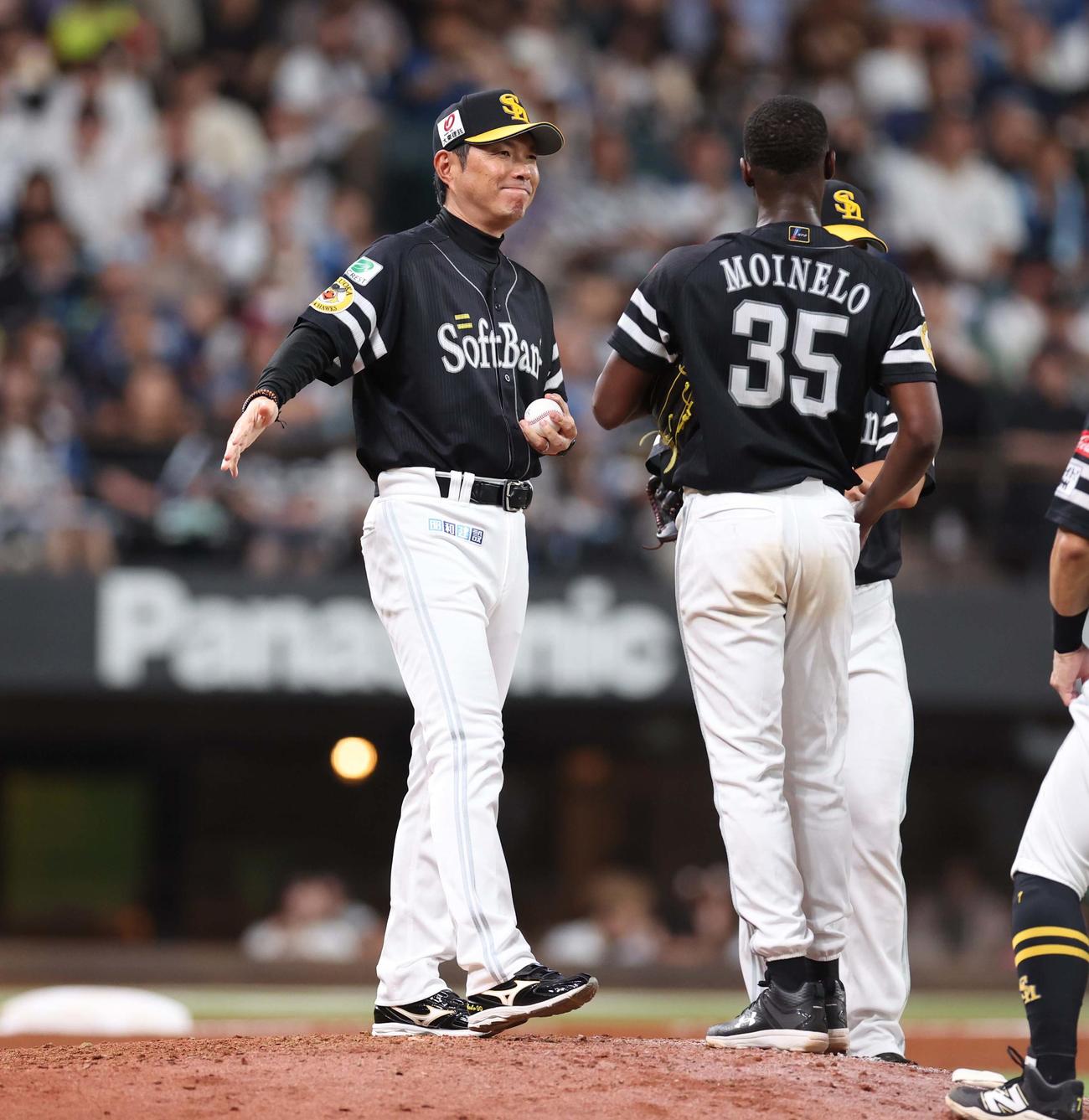 日本ハム対ソフトバンク　6回裏、先発モイネロ（中央）の交代のためマウンドに向かう小久保監督（撮影・黒川智章）
