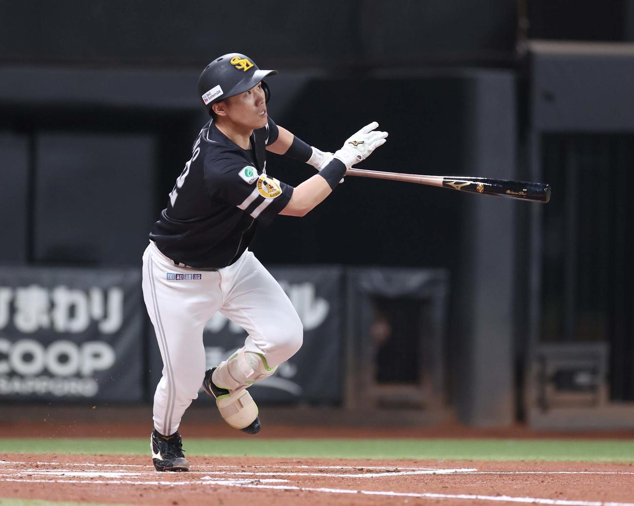 日本ハム対ソフトバンク　2回表ソフトバンク2死一、二塁、右中間に2点適時二塁打を放つ海野（撮影・黒川智章）